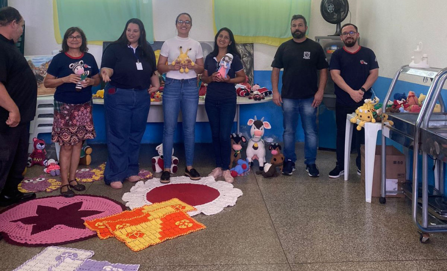 Em Foz do Iguaçu, Polícia Penal realiza entrega de Amigurumis para ONG e Delegacia da Mulher