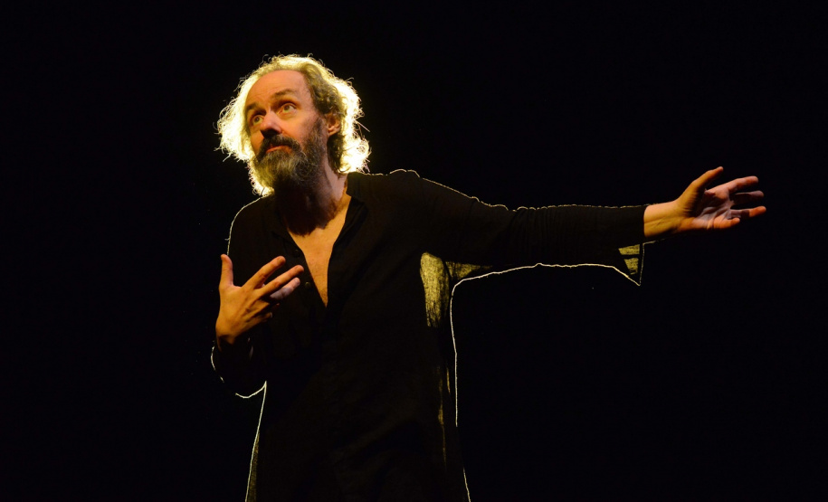 Peça com Letícia Sabatella e Daniel Dantas neste fim de semana