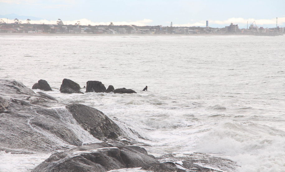 Instalação de estruturas marítimas fez com que Matinhos ganhasse pelo menos outros três pontos para a prática do surf: na Barrinha, Riviera e Flórida.