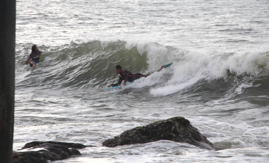 Instalação de estruturas marítimas fez com que Matinhos ganhasse pelo menos outros três pontos para a prática do surf: na Barrinha, Riviera e Flórida.