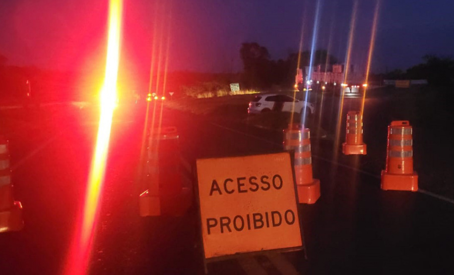 Ponte do Rio Ivaí é bloqueada na PR-323, entre Doutor Camargo e Jussara