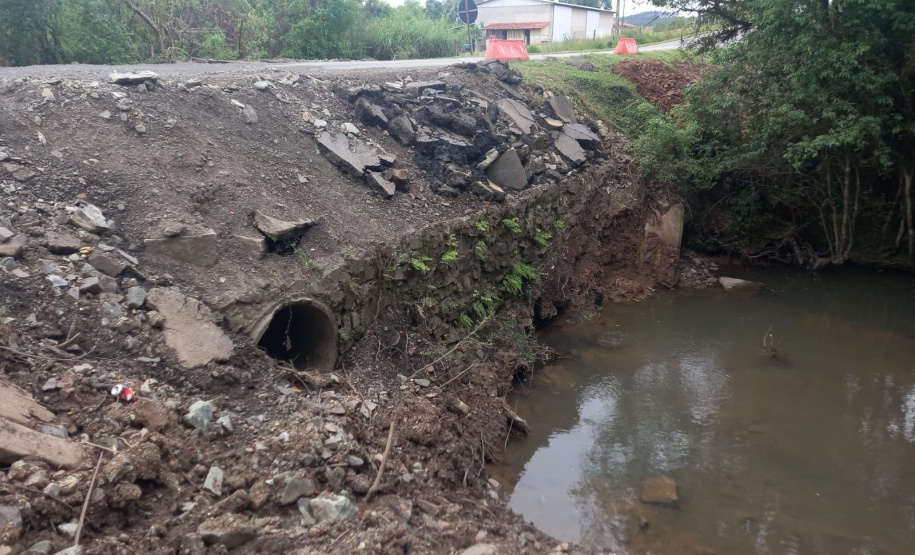 DER homologa obra de novo bueiro em rodovia de Irati