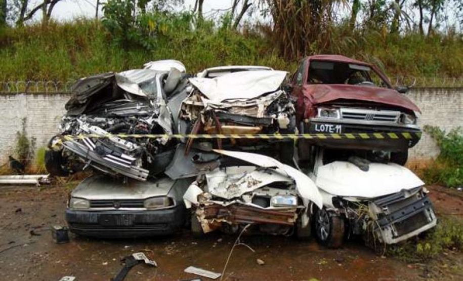 DER/PR vai leiloar 772 sucatas de veículos recolhidas em rodovias estaduais