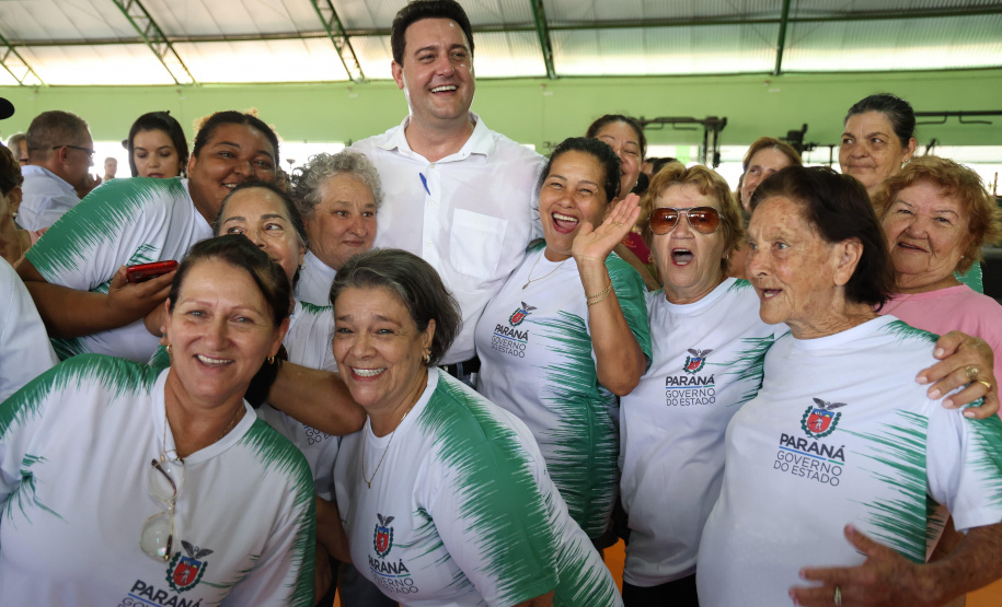 Governador entrega rede de esgoto, centro de convivência e moradias em Leópolis