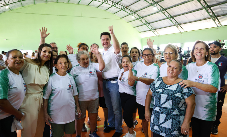 Governador entrega rede de esgoto, centro de convivência e moradias em Leópolis