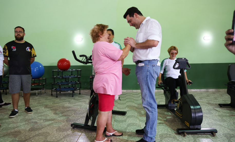 Governador entrega rede de esgoto, centro de convivência e moradias em Leópolis