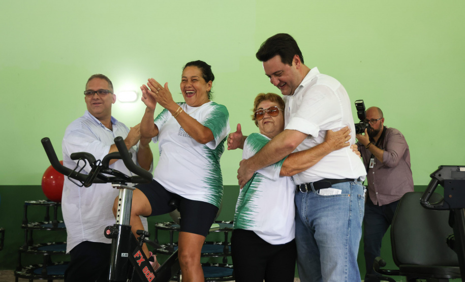 Governador entrega rede de esgoto, centro de convivência e moradias em Leópolis