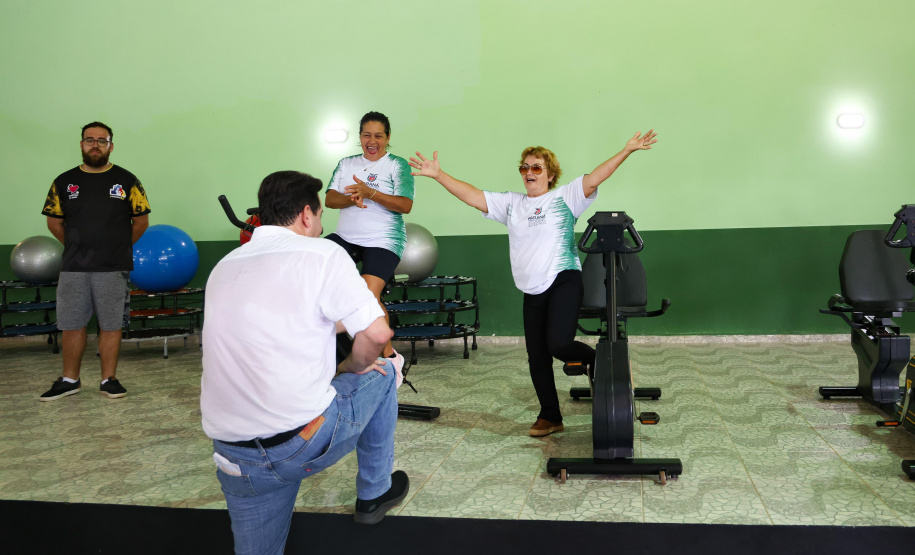 Governador entrega rede de esgoto, centro de convivência e moradias em Leópolis