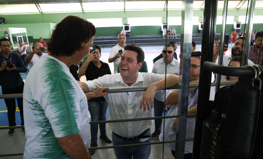 Governador entrega rede de esgoto, centro de convivência e moradias em Leópolis