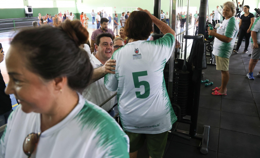 Governador entrega rede de esgoto, centro de convivência e moradias em Leópolis