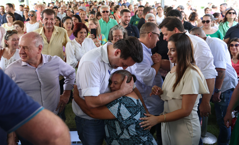 Governador entrega rede de esgoto, centro de convivência e moradias em Leópolis