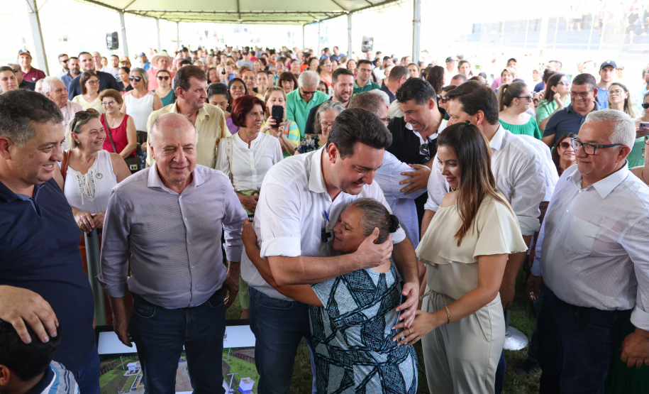 Governador entrega rede de esgoto, centro de convivência e moradias em Leópolis