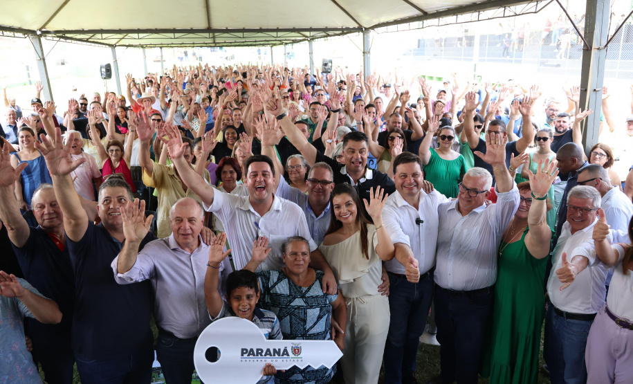 Governador entrega rede de esgoto, centro de convivência e moradias em Leópolis