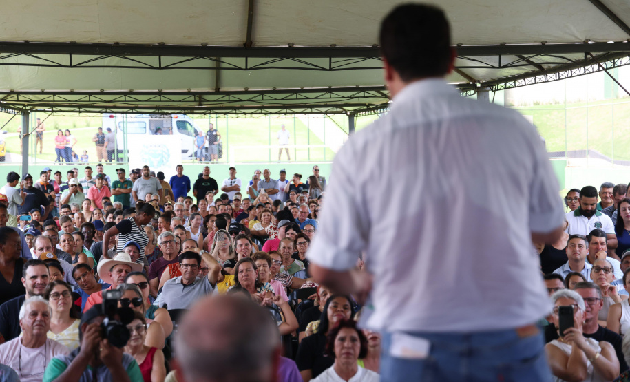 Governador entrega rede de esgoto, centro de convivência e moradias em Leópolis