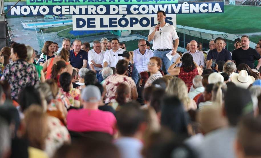 Governador entrega rede de esgoto, centro de convivência e moradias em Leópolis