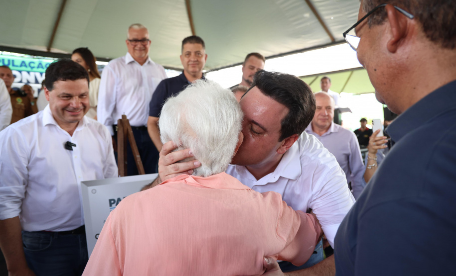 Governador entrega rede de esgoto, centro de convivência e moradias em Leópolis