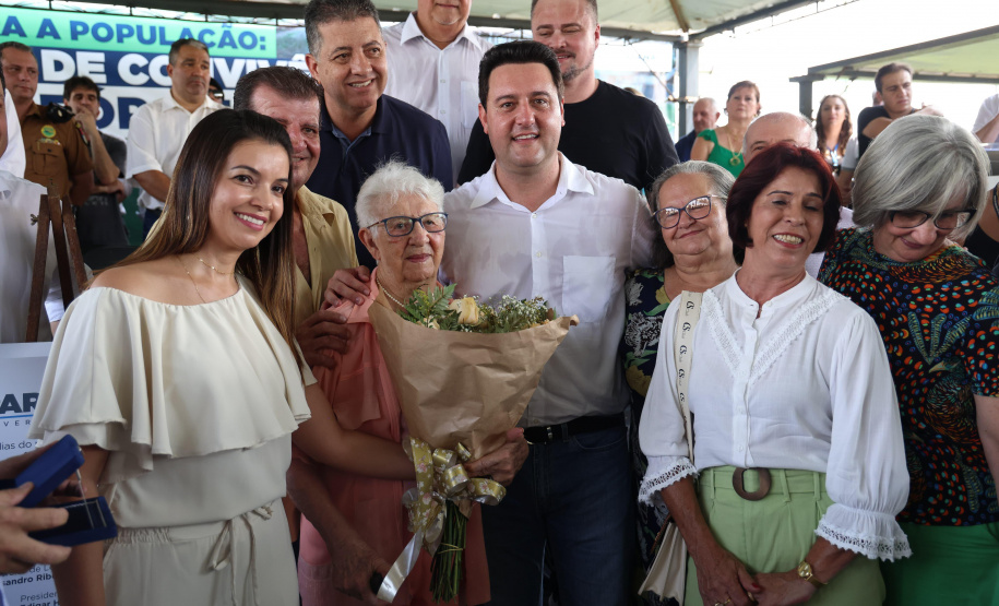 Governador entrega rede de esgoto, centro de convivência e moradias em Leópolis