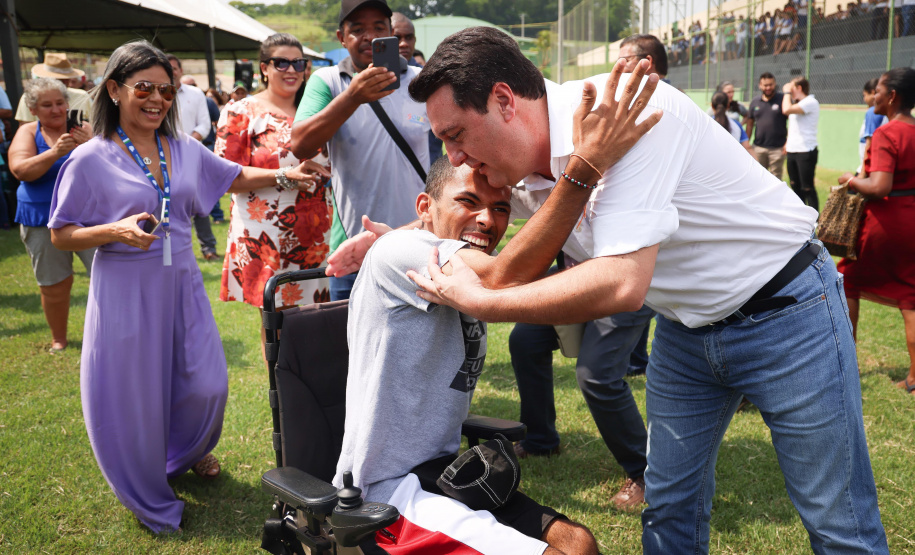 Governador entrega rede de esgoto, centro de convivência e moradias em Leópolis