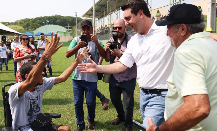 Governador entrega rede de esgoto, centro de convivência e moradias em Leópolis