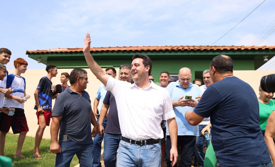 Governador entrega rede de esgoto, centro de convivência e moradias em Leópolis
