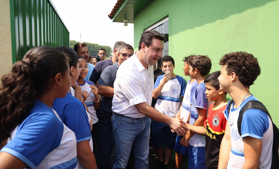 Governador entrega rede de esgoto, centro de convivência e moradias em Leópolis