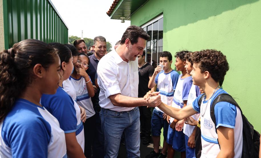 Governador entrega rede de esgoto, centro de convivência e moradias em Leópolis