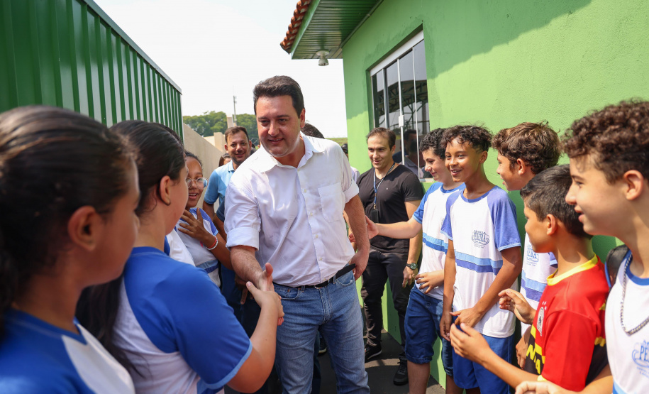 Governador entrega rede de esgoto, centro de convivência e moradias em Leópolis