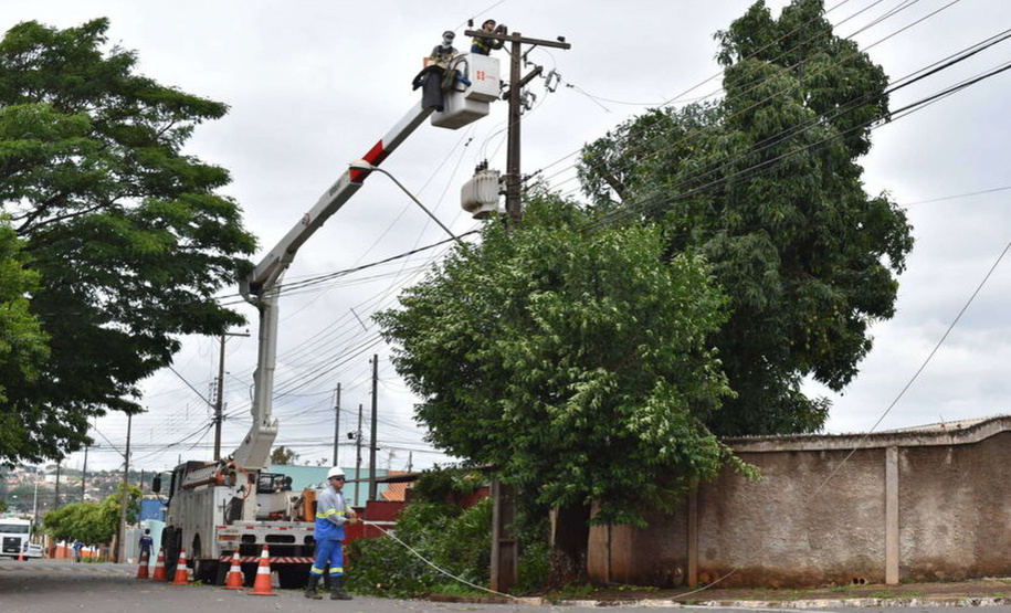 Mais de mil profissionais da Copel trabalham para restabelecer energia no Estado