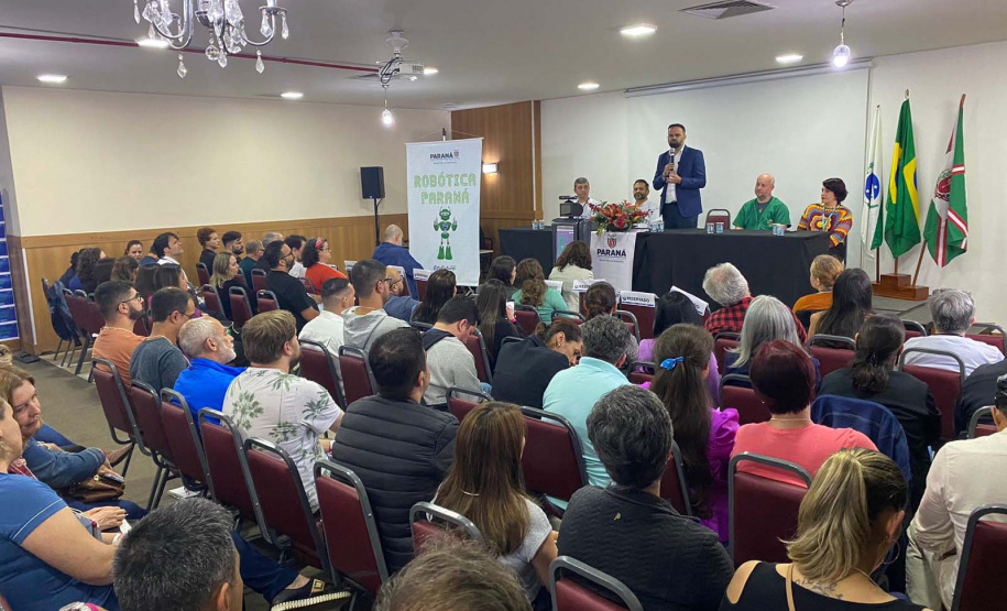 Programa de robótica encerra 2023 com Semana de Robótica em programação especial para professores