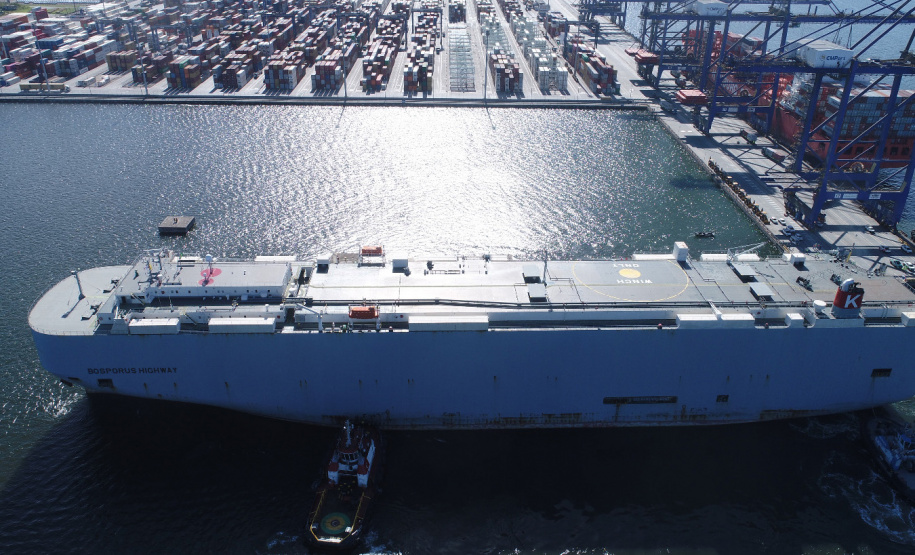 Portos do Paraná realiza operação inédita para atracação de navio de cargas rolantes