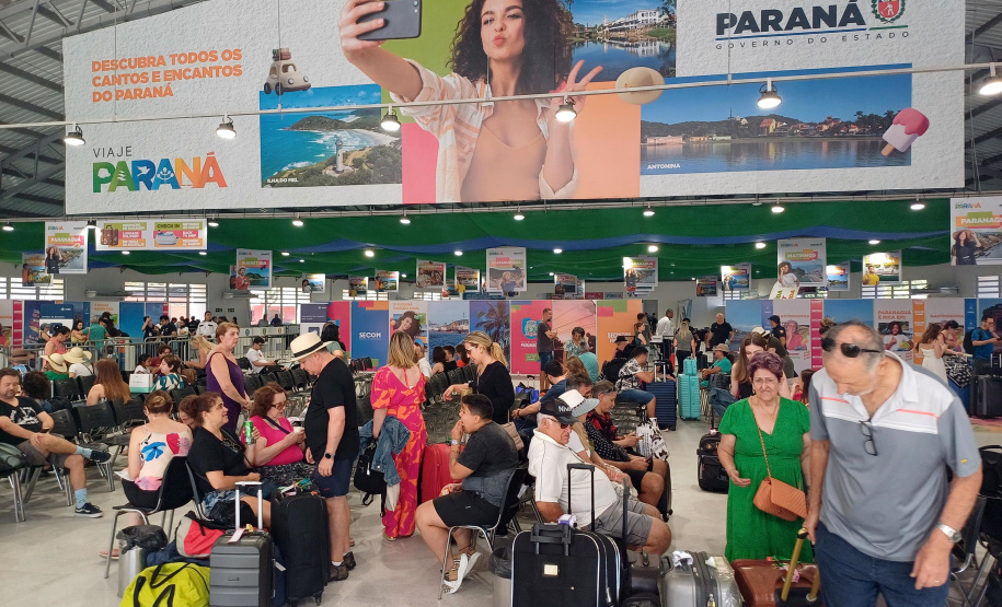 Paranaenses aproveitam embarque mais próximo de casa para celebrar datas especiais