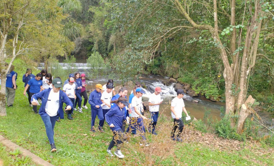 Sanepar realiza ações de sustentabilidade com estudantes em manancial de Bituruna