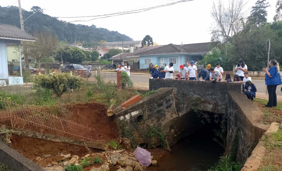 Sanepar realiza ações de sustentabilidade com estudantes em manancial de Bituruna