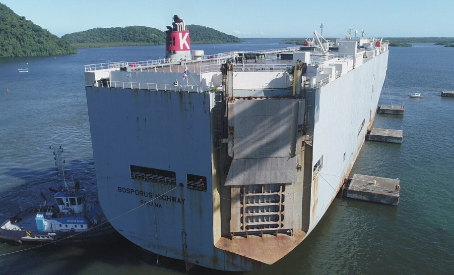 Portos do Paraná realiza operação inédita para atracação de navio de cargas rolantes