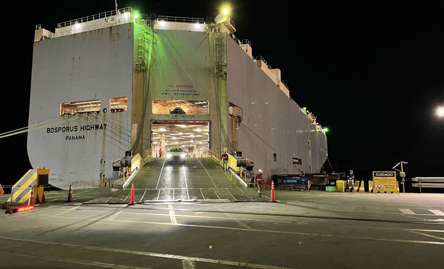 Portos do Paraná realiza operação inédita para atracação de navio de cargas rolantes