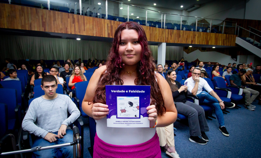 Alunos da rede estadual distribuem autógrafos em evento de lançamento de livros autorais