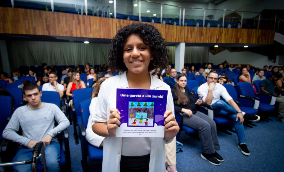 Alunos da rede estadual distribuem autógrafos em evento de lançamento de livros autorais