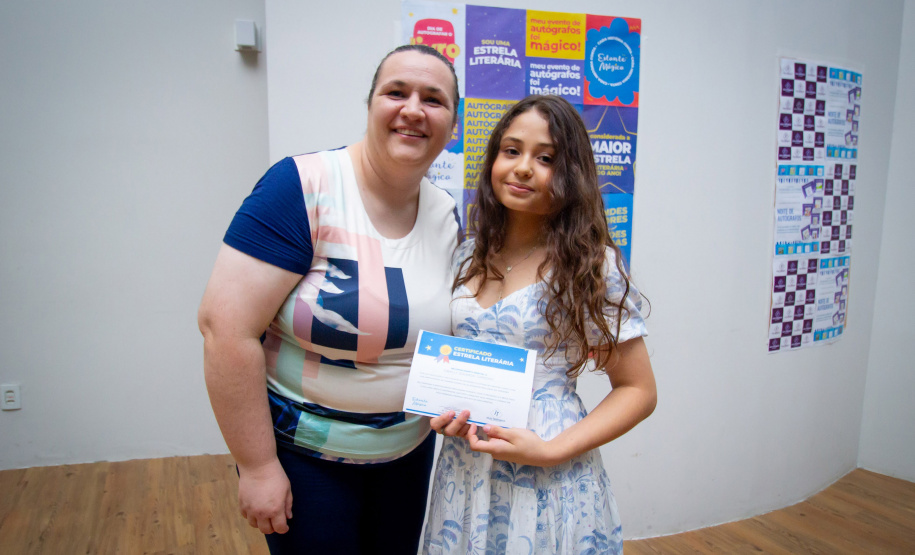 Alunos da rede estadual distribuem autógrafos em evento de lançamento de livros autorais