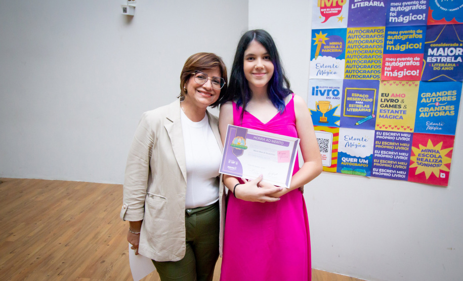 Alunos da rede estadual distribuem autógrafos em evento de lançamento de livros autorais