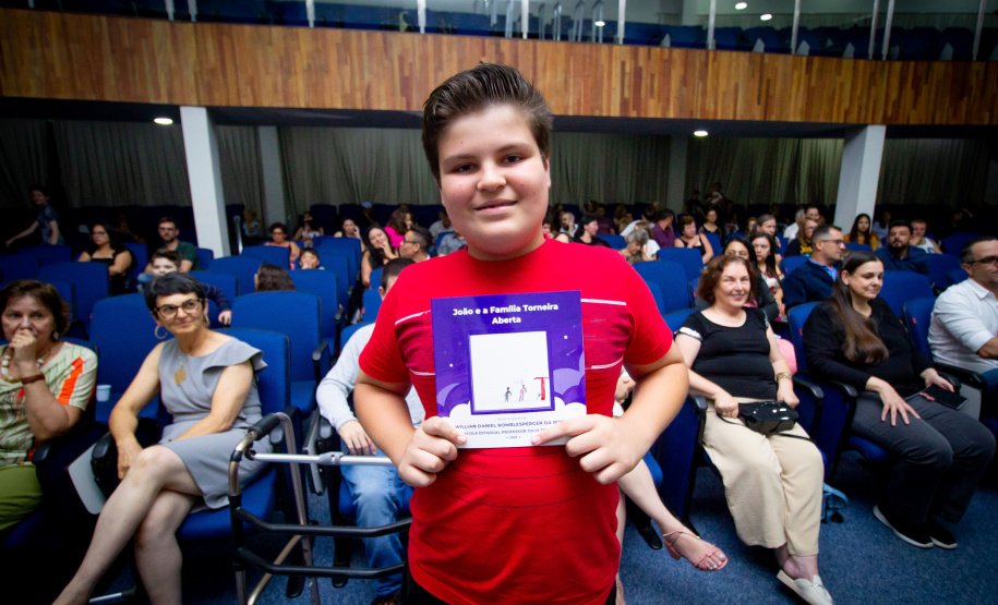 Alunos da rede estadual distribuem autógrafos em evento de lançamento de livros autorais