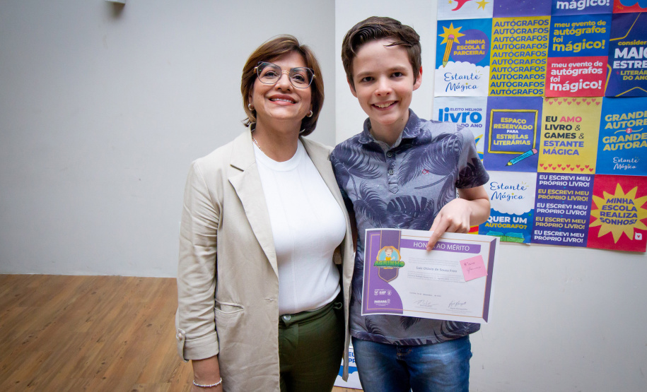 Alunos da rede estadual distribuem autógrafos em evento de lançamento de livros autorais