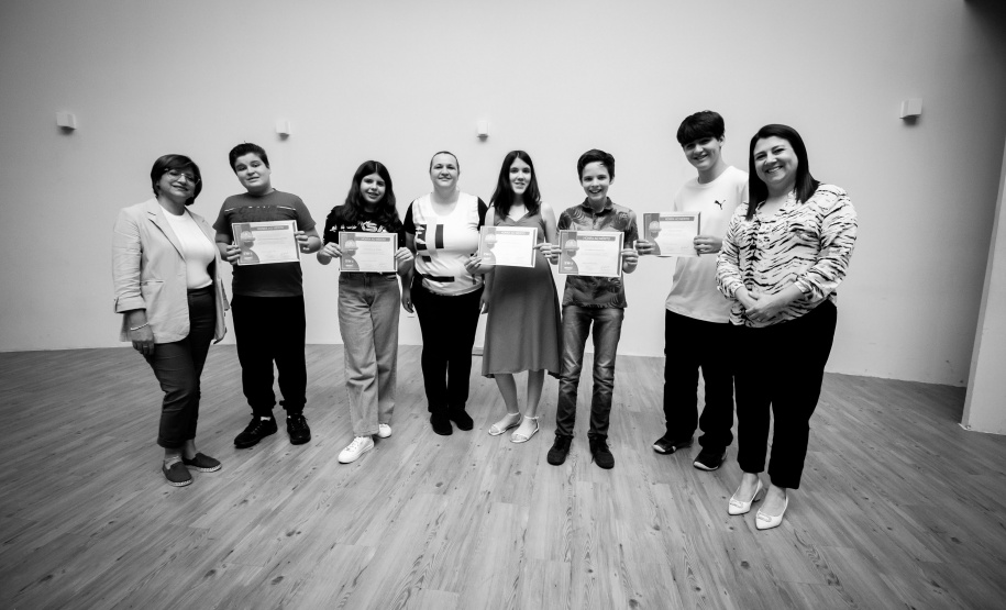 Alunos da rede estadual distribuem autógrafos em evento de lançamento de livros autorais