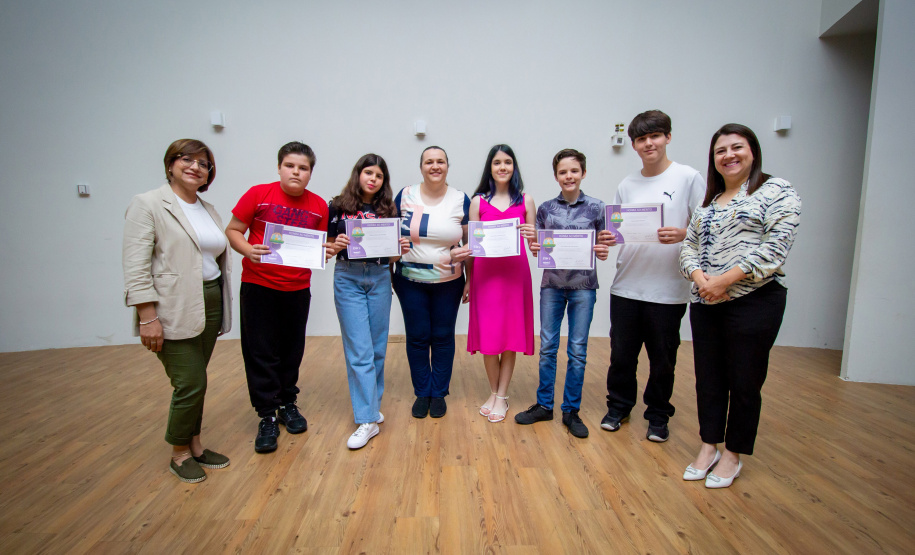 Alunos da rede estadual distribuem autógrafos em evento de lançamento de livros autorais