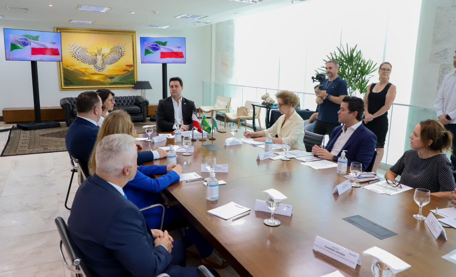 reunião entre o governador Carlos Massa Ratinho Junior e o chefe do governo regional, Jakub Chelstowkski, durante visita da comitiva polonesa à Curitiba.