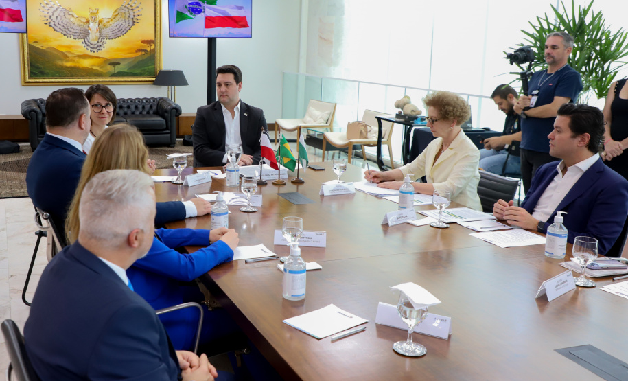 reunião entre o governador Carlos Massa Ratinho Junior e o chefe do governo regional, Jakub Chelstowkski, durante visita da comitiva polonesa à Curitiba.