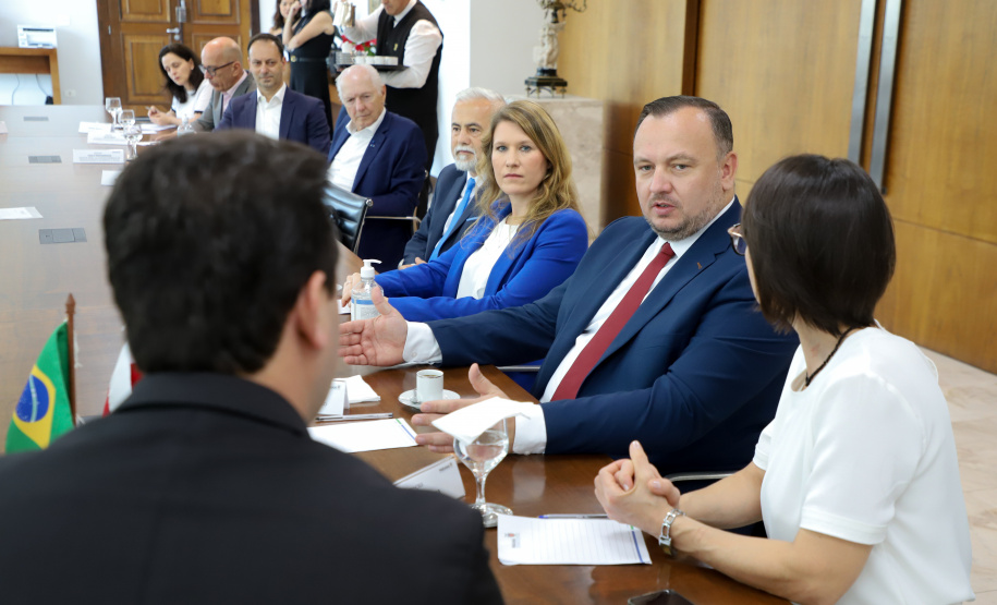 reunião entre o governador Carlos Massa Ratinho Junior e o chefe do governo regional, Jakub Chelstowkski, durante visita da comitiva polonesa à Curitiba.