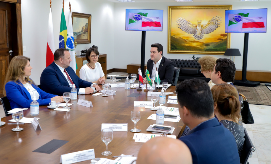 reunião entre o governador Carlos Massa Ratinho Junior e o chefe do governo regional, Jakub Chelstowkski, durante visita da comitiva polonesa à Curitiba.