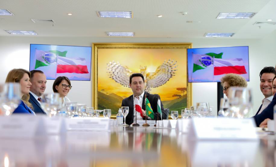 reunião entre o governador Carlos Massa Ratinho Junior e o chefe do governo regional, Jakub Chelstowkski, durante visita da comitiva polonesa à Curitiba.