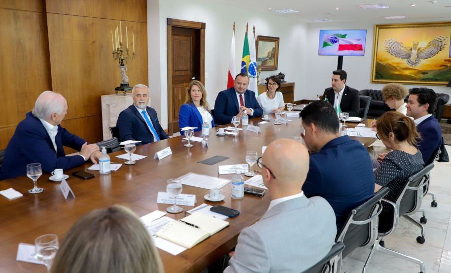 reunião entre o governador Carlos Massa Ratinho Junior e o chefe do governo regional, Jakub Chelstowkski, durante visita da comitiva polonesa à Curitiba.