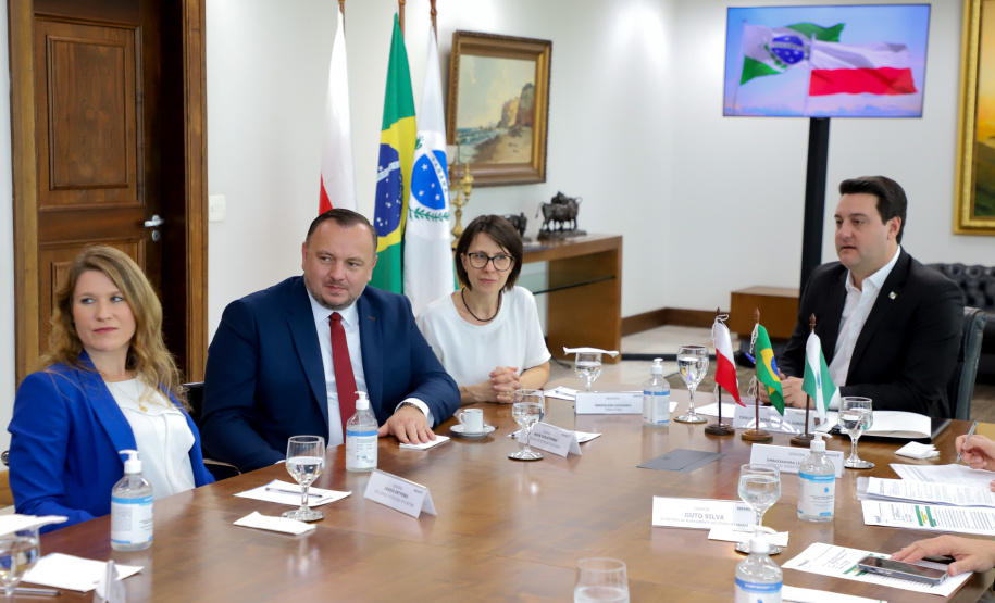 reunião entre o governador Carlos Massa Ratinho Junior e o chefe do governo regional, Jakub Chelstowkski, durante visita da comitiva polonesa à Curitiba.